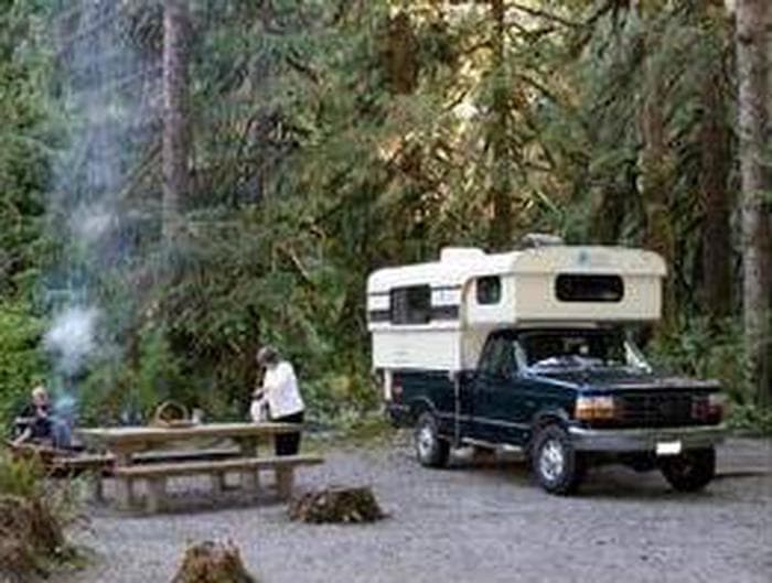 Turlo Campsite with camper and picnic table