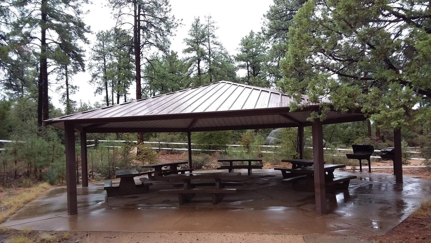 Alto pit shade structure