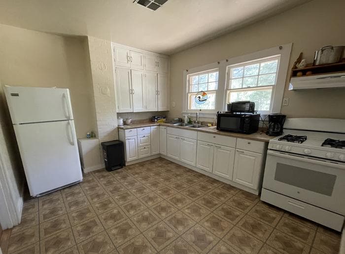 Palisades Cabin, Kitchen