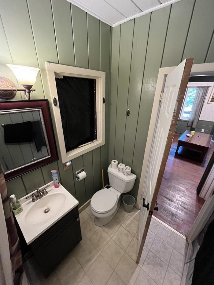 SLY GUARD CABIN- Bathroom